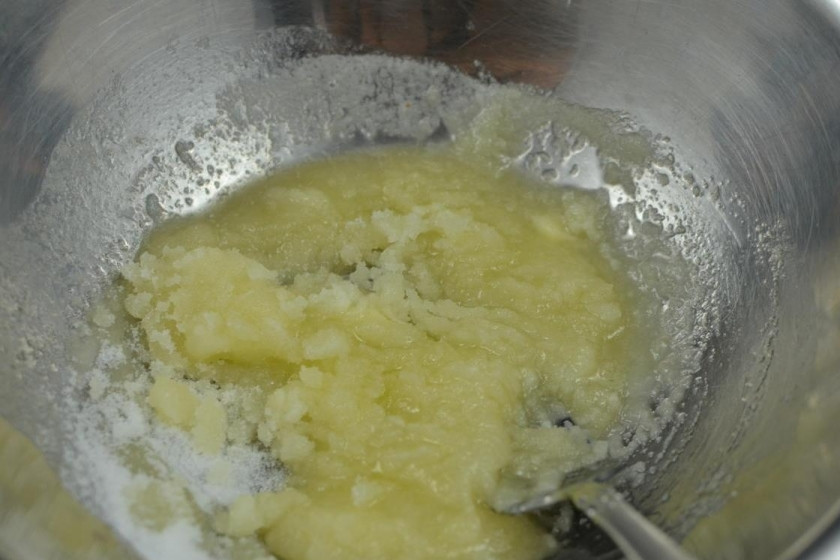 1. Этап. Булочки московские: В отдельной мисочке смешиваем сливочное масло, сахар и соль.