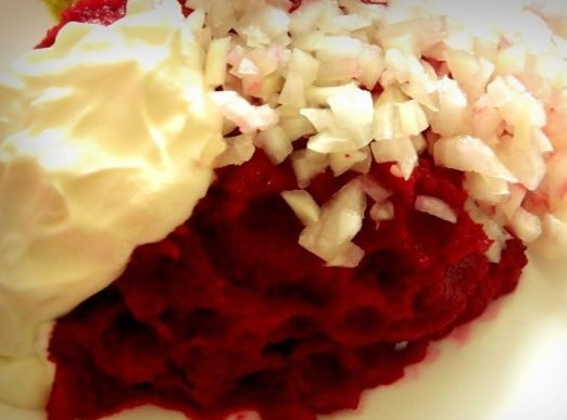 1. Этап. Свекольные котлеты на пару: Лук порежьте мелкими кубиками, а свеклу измельчите в блендере до пюреобразного состояния. В фарш куриный добавьте сметану, лук и свеклу.