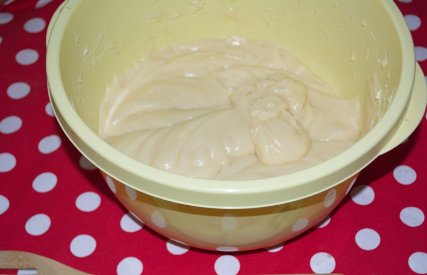 1. Этап. Наполеон из мацы: Поставьте массу на огонь и доведите до кипения. За кремом нужно следить: постоянно помешивайте его, пока не загустеет. Готовый густой крем переложите в миску, дайте ему остыть.