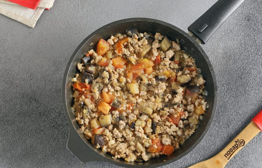 1. Этап. Паста с фаршем и баклажанами: Тушите все вместе периодически помешивая около 5 минут.