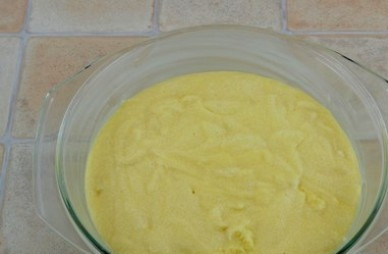 1. Этап. Пудинг из манки: Форму для запекания пудинга смазываем сливочным маслом. Можно слегка присыпать её манкой или сухарями. Выкладываем в форму массу для пудинга.