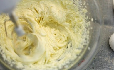 1. Этап. Быстрое тесто для кулича: Добавить протертый творог, ванильный сахар и взбить до однородности.