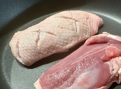 1. Этап. Утиная грудка в капусте: Вот собственно – она, та самая, утиная грудка. По коже сделал насечки. Хотя, это и не обязательно.