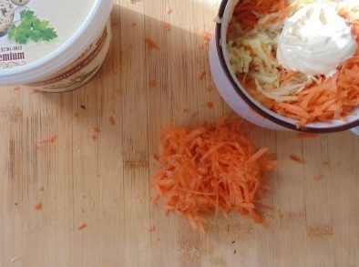 1. Этап. Салат Шапочка Деда Мороза: 2. А тем временем можно очистить и натереть на терке морковь и яблоко. Добавьте немного соли и майонеза. Перемешайте как следует. При желании можете добавить немного орехов.