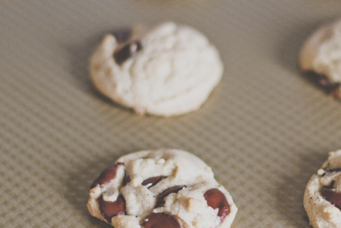 1. Этап. Печенье с виски и шоколадом: 5. Запекайте печенье в разогретой до 180 градусов духовке 8-10 минут.