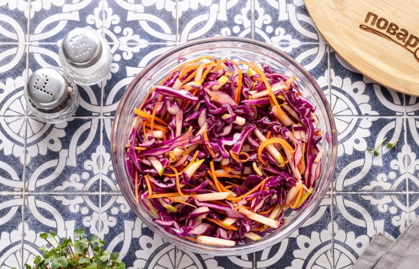 1. Этап. Салат из красной капусты с яблоками и арахисом: Заправьте салат, еще немного посолите и поперчите. Хорошо перемешайте.