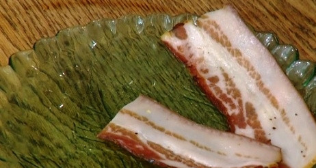 1. Этап. Цыплята в духовке: Грудинку, которая осталась, нарезаем полосками и выкладываем на грудки цыплят и посыпаем блюдо ягодами винограда. Можно грудинку за 10 минут до окончания готовки снять, и тогда на цыплятах получится ароматная корочка.