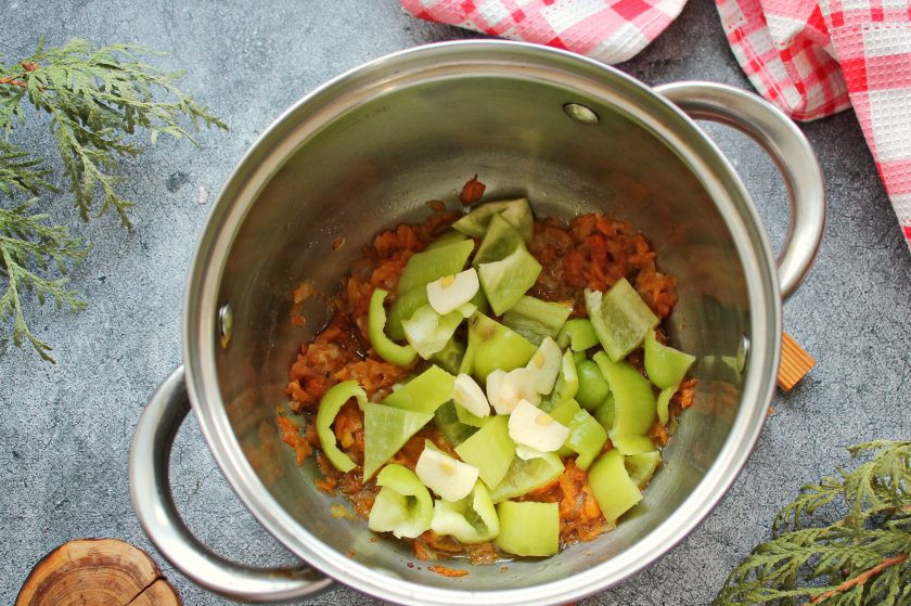 1. Этап. Суп-пюре из кабачков на мясном бульоне: У болгарского переца удалите плодоножку, семена и порежьте на кусочки. Чеснок почистите, порежьте на дольки и вместе с перцем выложите к обжаренным овощам.