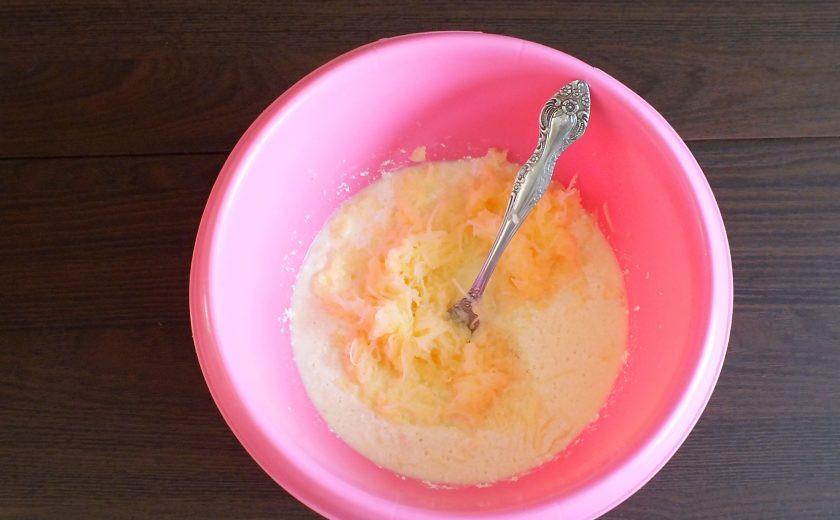 1. Этап. Творожные пончики с яблоком: Яблоки очистите от кожуры и семенной коробочки. Натрите на мелкой тёрке и добавьте в чашу. Перемешайте.