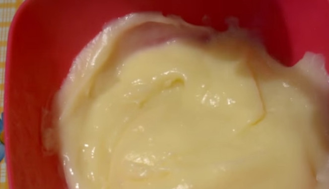 1. Этап. Бисквитный торт Славяночка: 3. Перелейте всю массу назад в кастрюлю и поставьте на огонь. Непрерывно помешивая, варите крем до загустения. Затем переложите его в другую посуду и остудите.