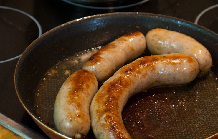 1. Этап. Купаты из кальмаров: 5. Жарим или варим купаты из кальмаров 5-6 минут. Лучше всего сначала отварить 1-2 минуты, а затем слегка обжарить.