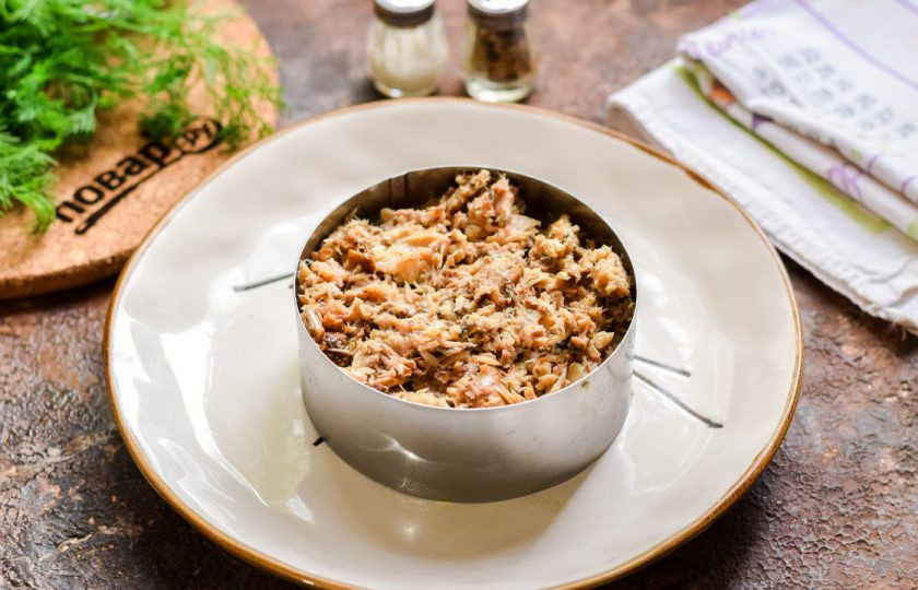 1. Этап. Салат Мимоза на Новый год Быка 2021: Далее идет слой рыбы.