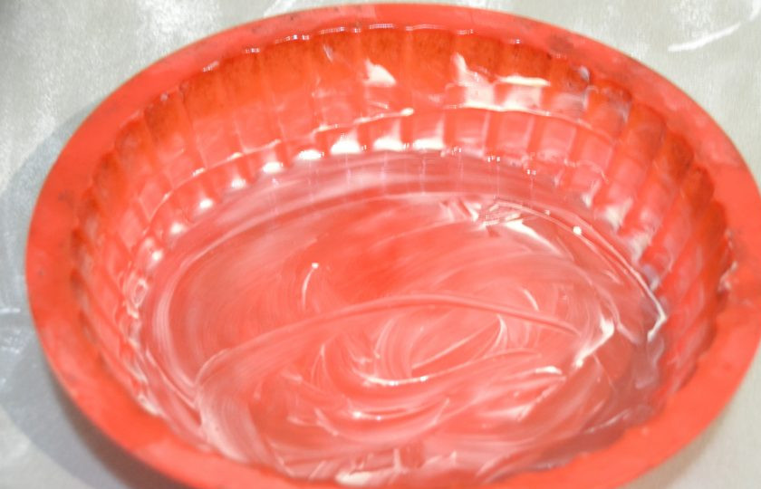 1. Этап. Яблочный пирог Вуаль невесты: Подготовьте форму, это может быть силиконовая или разъемная форма, смажьте сливочным маслом. Диаметр формы 18-20 см.