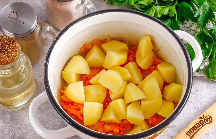 1. Этап. Холостяцкий суп: Картофель нарежьте средними кубиками и добавьте в кастрюлю к обжаренным овощам.