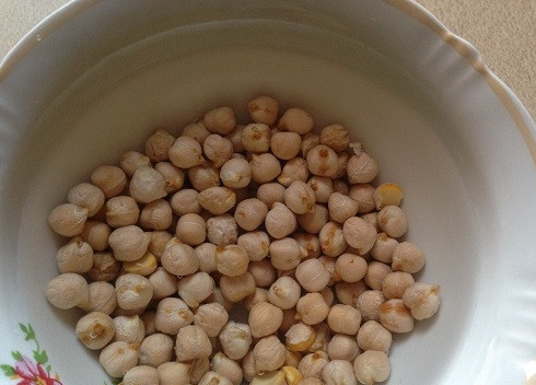 1. Этап. Пюре из нута с тыквой и грибами: 1. Если вы предпочитаете использовать уже готовый консервированный нут, процесс готовки пройдет намного быстрее. Сухие зерна необходимо замочить на ночь в холодной воде.