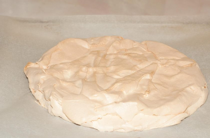 1. Этап. Торт с кремом из сливок: Запекайте меренгу в разогретой до 180 градусов духовке в течение 15 минут.