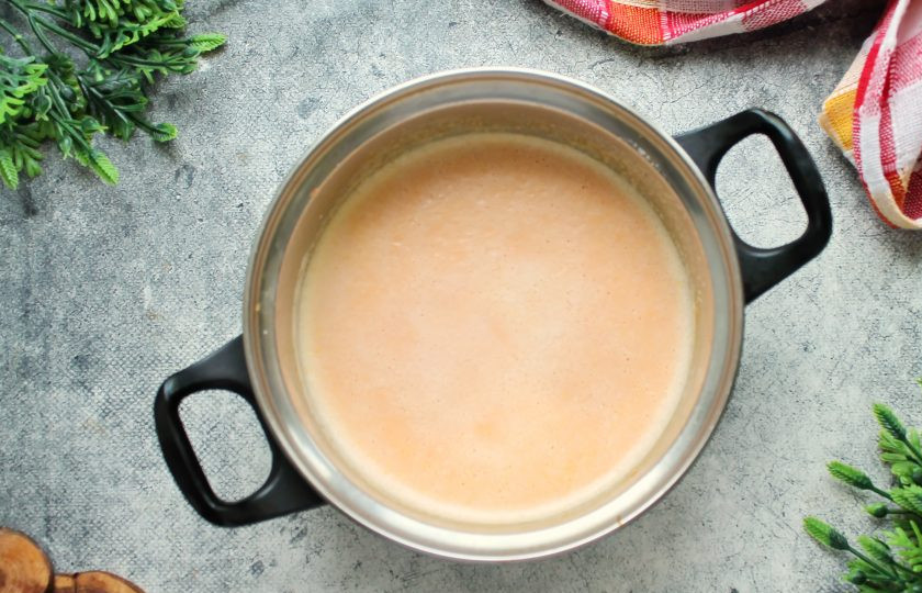 1. Этап. Морковное тесто: Остудите массу до теплого состояния и пробейте погружным блендером до однородности.