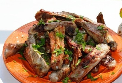 1. Этап. Чураско: Готовое чураско посыпаем мелко нарезанной кинзой, его обычно подают со свежими овощами. Приятного аппетита!