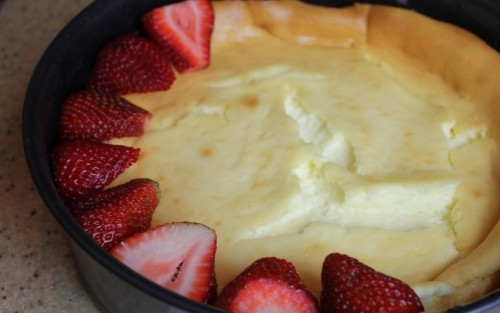 1. Этап. Творожный пирог с клубникой: 3. Ждем, пока творожный слой остынет, а тем временем разводим желе, как указано на упаковке, затем добавляем к нему крахмал и кипяток, тщательно перемешиваем и ждем, пока весь желатин разойдется. Ягоды красиво выкладываем поверх уже чуть остывшего творожного слоя.