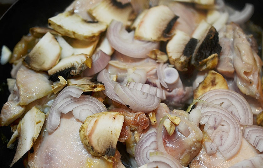 1. Этап. Курица в сидре с яблоками: Добавьте к курице. Обжарьте минут 5.