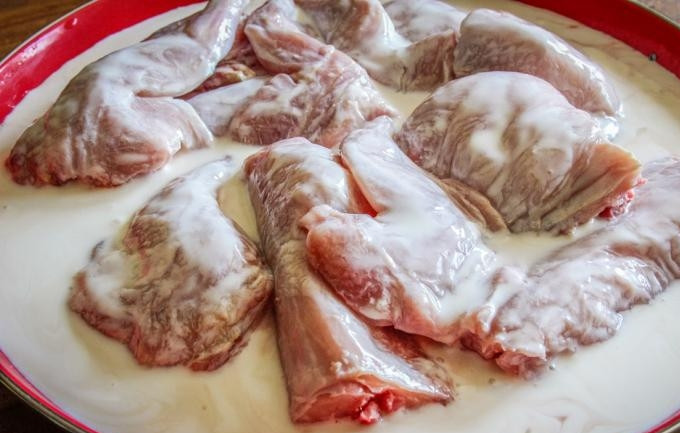 1. Этап. Маринование кролика: 1. Выпотрошенных кроликов разделите на части, поместите в миску и залейте пахтой, бурбоном. Отправьте миску на ночь в холодильник.