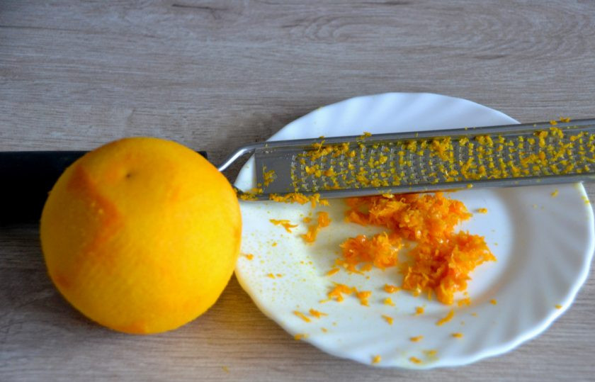 1. Этап. Десерт Ченси: Снимите цедру апельсина.