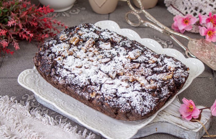 1. Этап. Пирог из овсянки без муки с бананами: Готовый пирог остудите и украсьте по желанию.