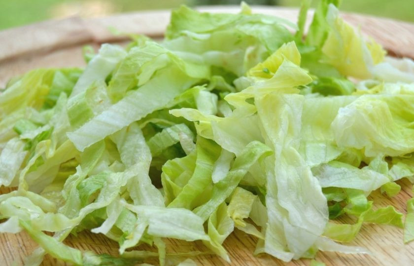 1. Этап. Салат с зелеными яблоками: 1. Промойте под проточной водой салат, порежьте его средними ломтиками.