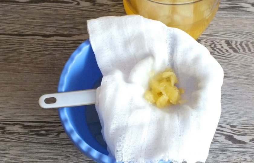 1. Этап. Настойка на лимоне: По истечении времени напиток профильтруйте. Частое сито застелите марлей, сложенной в 8-10 слоёв, и процедите настойку в чашу.