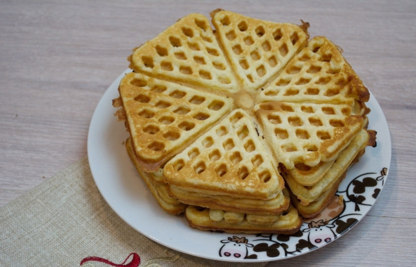 1. Этап. Венские вафли: Готовые вафли нужно остудить отдельно друг от друга, а после сложить стопкой.