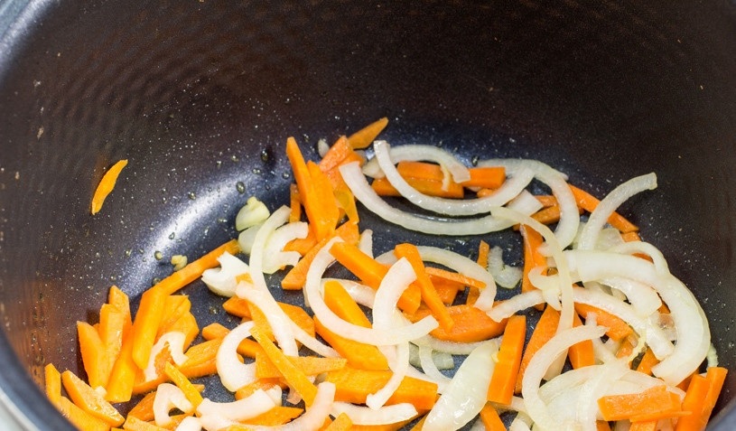 1. Этап. Говядина с шампиньонами в мультиварке: В чашу мультиварки наливаем небольшое количество растительного масла и включаем режим 