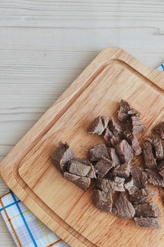 1. Этап. Чечевичный суп с солёными огурцами: Далее мясо вынуть из бульона, нарезать кубиками/кусочками. Опустить мясо в бульон. Добавить соль, черный молотый перец по вкусу. Если суп готовится для детского питания, черный перец следует исключить или добавить минимальное количество.