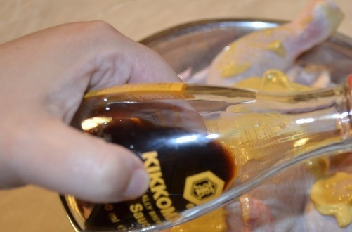 1. Этап. Курица на костре: Возьмите целую курицу, тщательно ее вымойте. Если где-то есть перышки, то удалите их пинцетом. Полейте курочку соевым соусом, натрите горчицей, выдавите сверху сок одного лимона. Хорошенько 