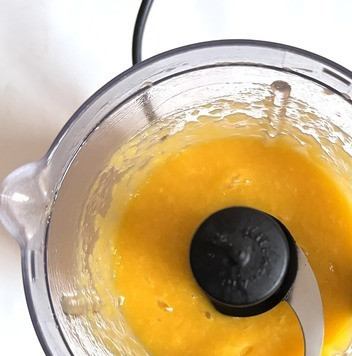 1. Этап. Творожно-кокосовый десерт с манго: Аккуратно ложкой освободить кубики от шкурки, немного отложить для украшения, остальное пюрировать.