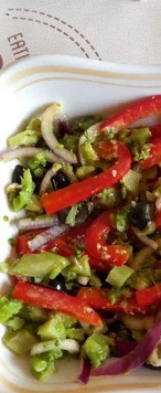 1. Этап. Салат Веселка: Все ингредиенты соединяем, добавляем тыквенные семечки, я сегодня не смогла найти в магазине очищенные, поэтому добавила смесь для салата с розовым перцем и фундуком, поливаем заправкой и с аппетитом угощаемся!