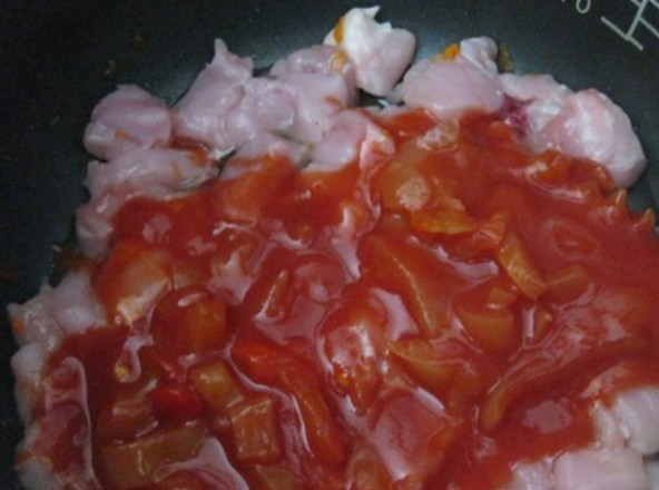 1. Этап. Гуляш из курицы в мультиварке: 6. Далее - самый ответственный этап. По очередности нужно выложить подготовленные ингредиенты в мультиварку: первым слоем курицу, затем зажарку и по желанию зелень. Я добавляла несколько столовых ложек лечо, но также может подойти заправка для борща. Если заготовок нет, можно обойтись и томатной пастой.