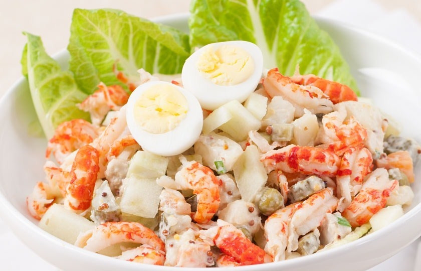 1. Этап. Салат Оливье с раковыми шейками: В глубокую посуду выложить все вышеперечисленные ингредиенты. Добавить очищенные от косточек оливки и каперсы. заправить майонезом и хорошо перемешать. Охладить в течение 1-2 часов. Перед подачей на стол выложить горкой на салатные листья и украсить раковыми шейками.