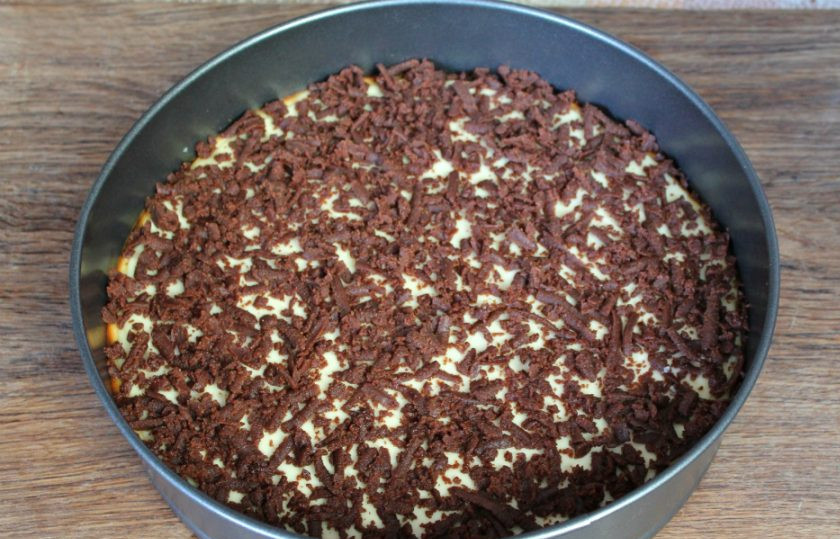 1. Этап. Тертый шоколадный пирог с творогом: Через 15 минут оставшееся тесто трем на пирог и продолжаем выпекать еще минут 30. Температуру можно снизить до 170 градусов.