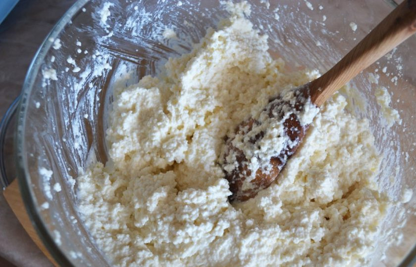 1. Этап. Творожники (рецепт классический) в духовке: Замешайте единую консистенцию ложкой.