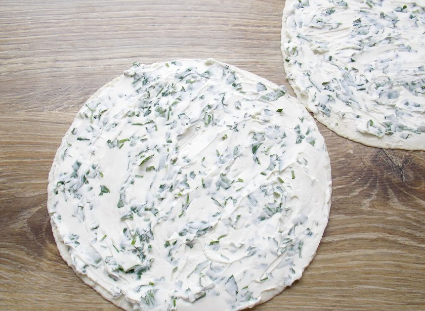 1. Этап. Тортильи с красной рыбой: Намажьте творожный сыр с петрушкой ровным слоем на всю поверхность лепешек.