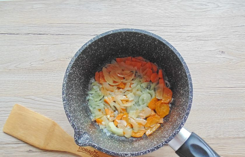 1. Этап. Соте из кабачков и помидоров: Налейте рафинированное подсолнечное масло и тушите морковь с луком до мягкости 7-8 минут. Можно добавить немного воды.