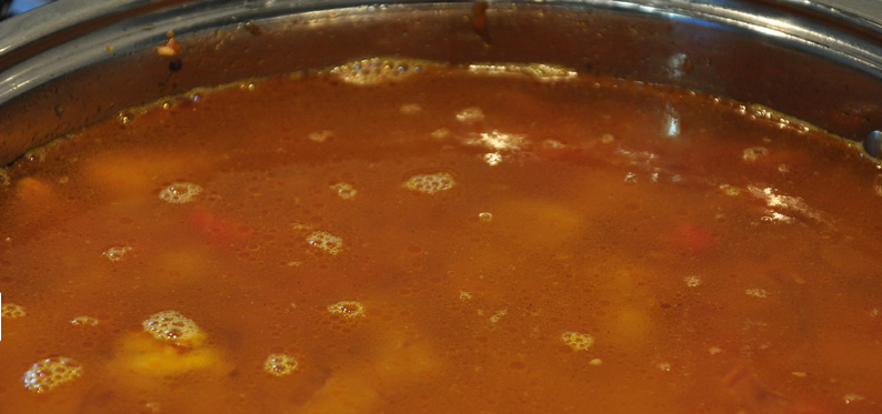 1. Этап. Гречка по-купечески со свининой: 3. Заливаем теперь кипятком, и пусть на маленьком огне томится под крышкой до готовности каши.