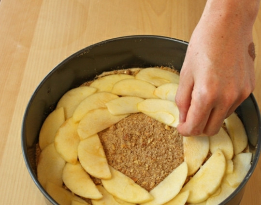 1. Этап. Торт Осенний: 4. Дно формы немного присыпаем первой смесью, дальше выкладываем яблоки.