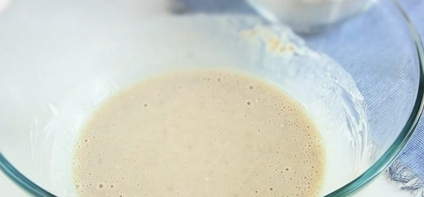 1. Этап. Булочки с корицей (простые и вкусные): 1. Теплое молоко смешайте с сахаром, дрожжами и 3 ст. ложками муки. Оставьте в теплом месте на 10-15 минут. Добавьте яйца, растопленное остывшее сливочное масло и перемешайте.