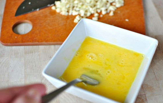 1. Этап. Жареный пряный рис: 2. Яйца взбейте в лёгкую пену.