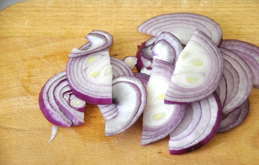 1. Этап. Путассу под маринадом: Порежьте лук кольцами или полукольцами, в зависимости от размера.