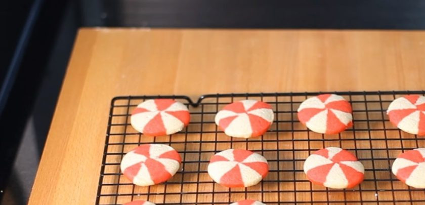 1. Этап. Праздничное печенье: 6. Нарежьте печенье и выложите его на покрытый пергаментом противень. Выпекайте в разогретой до 180 градусов духовке 12-15 минут. Приятного аппетита!