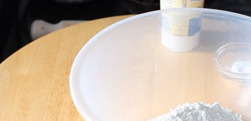 1. Этап. Вареники с творогом на большую семью: 1. Приготовьте тесто: муку смешайте с содой, солью и кефиром. Замесите мягкое тесто и заверните его в пакет. Оставьте в холодильнике на 30 минут.