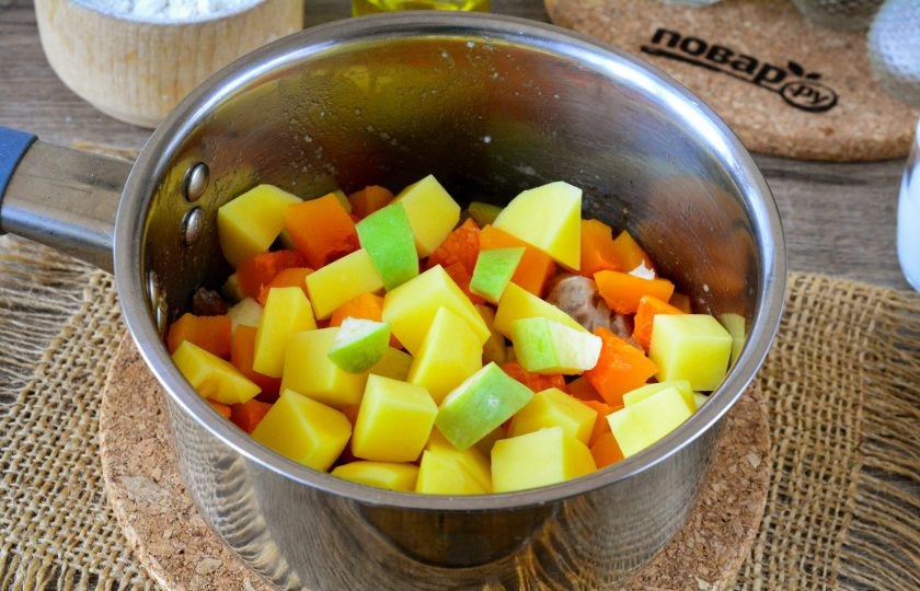 1. Этап. Гуляш по-мароккански: Всыпьте в гуляш картофель, тыкву и яблоки. Тушите все вместе еще 20-25 минут. По желанию добавьте соль.