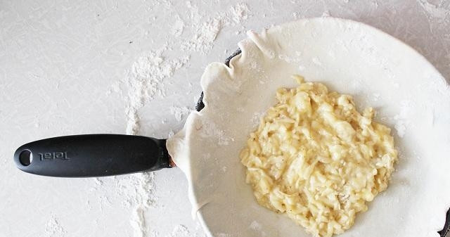 1. Этап. Тайские блины с бананом: В один блин натрите на тёрке 1,5 банана.